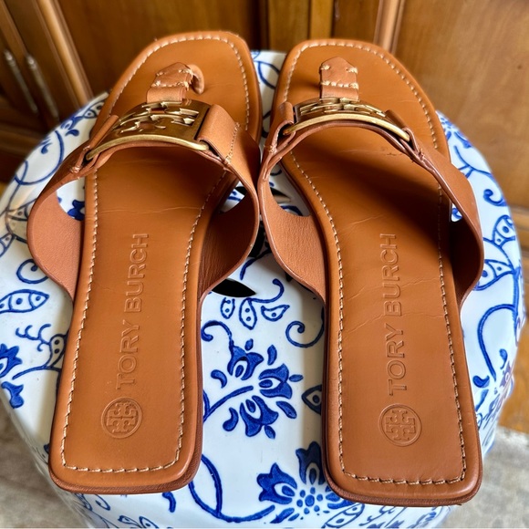 Tory Burch Tan Sandals with Gold Logo - Picture 4 of 5